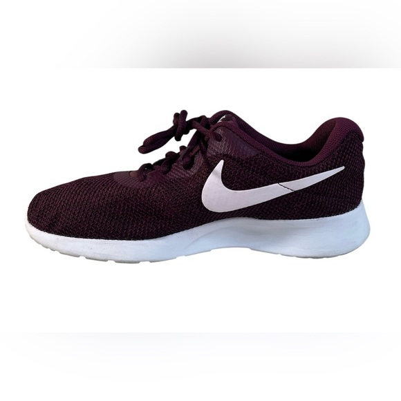 Nike Tanjun Women’s Running Shoes, Color Bordeaux/White, Size 9 - Picture 1 of 8